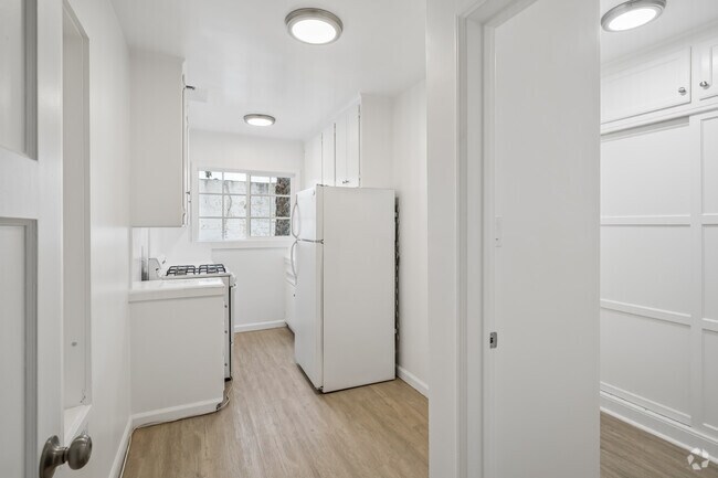 Studio, 1BA - 400SF - Kitchen