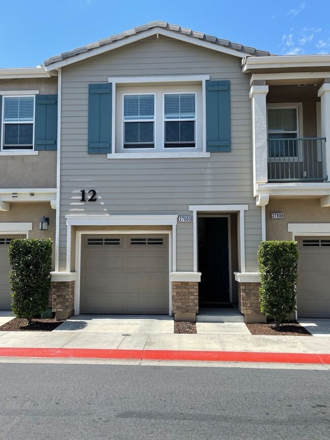 Building Photo - Modern 2-Bedroom Condo with Solar in the H...