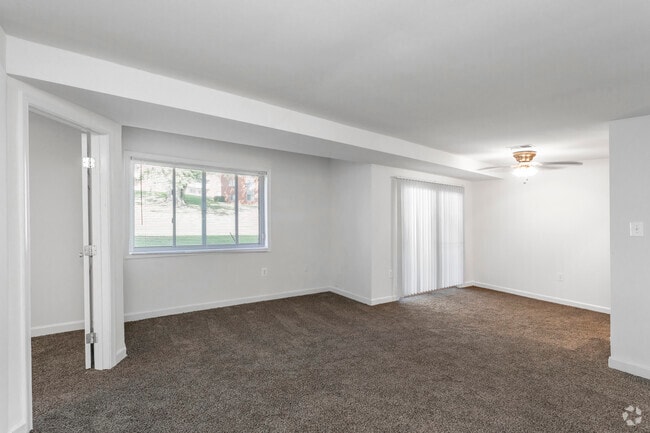 1 BR w/ Den, 1 BA - 925 SF