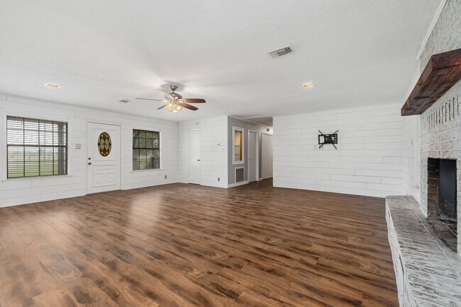 Photo - Extensively renovated 4bed,2bath farmhouse on 17 acres!!