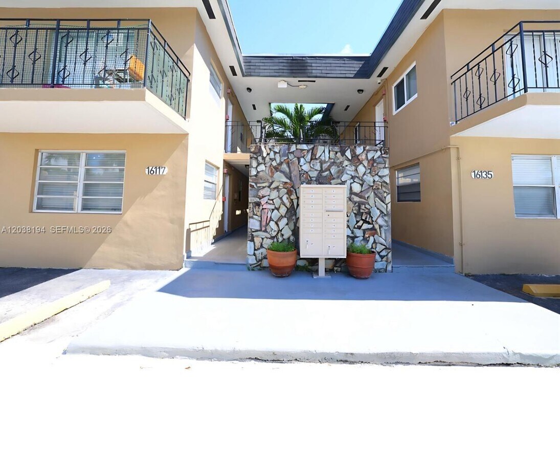 Photo - 16117 NE 19th Ct Unidad 14