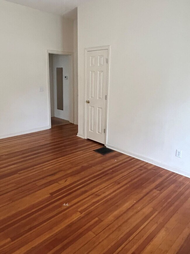 Photo - Nice 1 Bed 1 Bath Unit! Available Fall 2026! Unidad 2