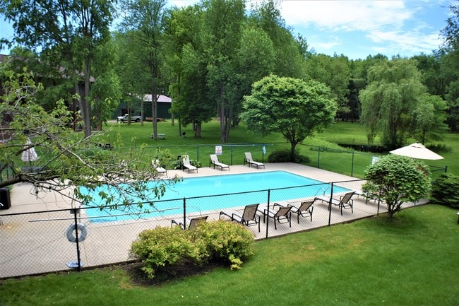 Chestnut Hills Swimming Pool - Chestnut Hills Apartments