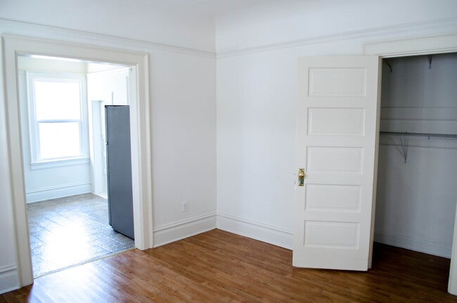 Building Photo - 836 S Burlington Ave Unit 4