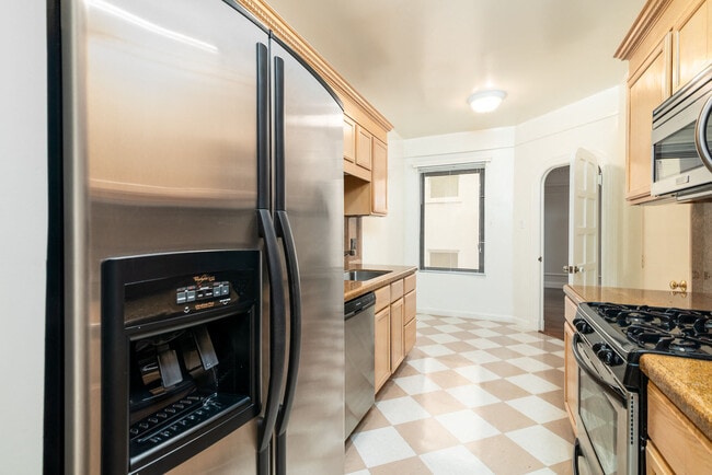 Photo - 2275 Broadway