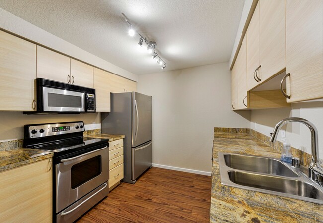 Available Now! Beautiful Kirkland Condo - ... - Available Now! Beautiful Kirkland Condo - ...