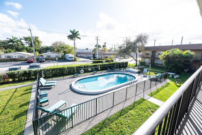 Building Photo - 1401 NE 17th Ct Unit 212