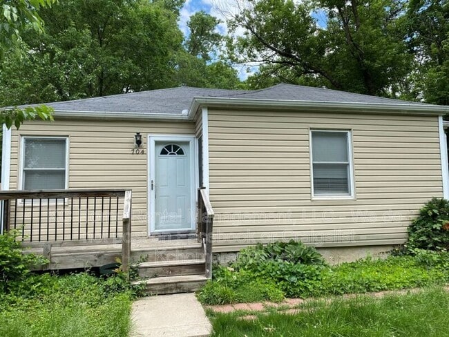 Building Photo - 704 NE 45th Terrace