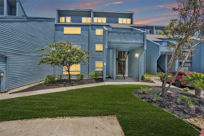 Building Photo - 12500 Melville Dr Unit 331C