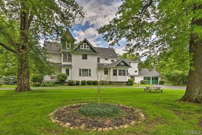 Photo - 2461 Bowen Rd