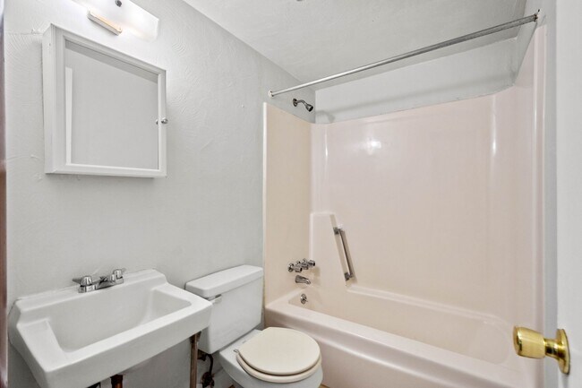 Photo - 1567 - 1569 Cathell Road