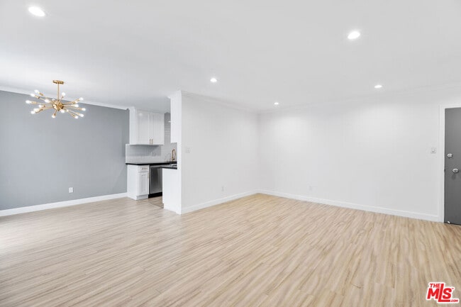 Building Photo - 960 Larrabee St Unit 214