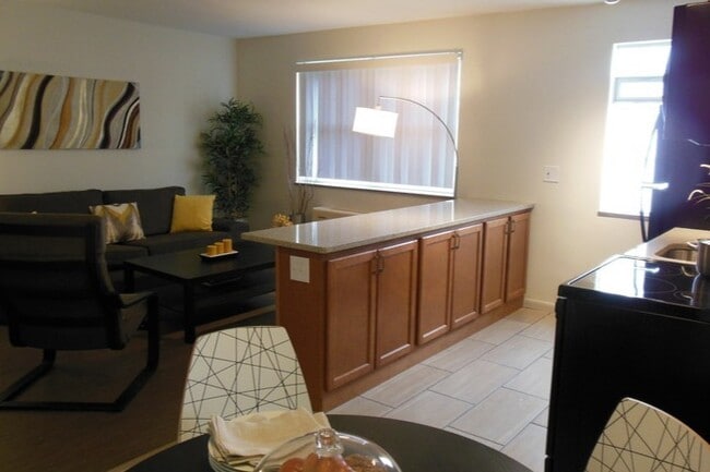 1201 Edgecliff - Sala de estar con espacio abierto y cocina - Edgecliff - Nassau Walnut Hill Apartments