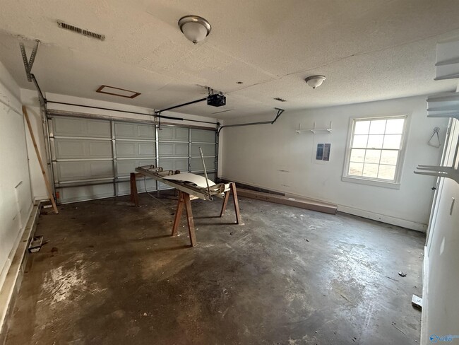 Photo - 143 Hollington Dr NE