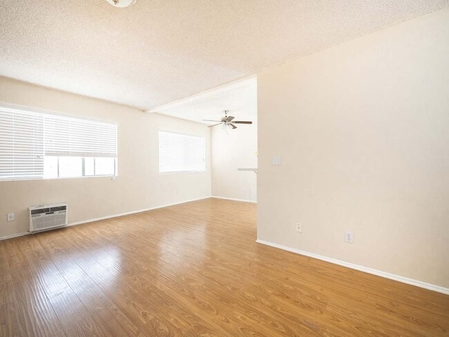 Photo - 5715 Vineland Ave