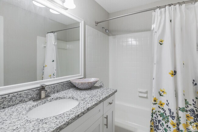 2BR, 2BA - 1,037SF - Full Bathroom