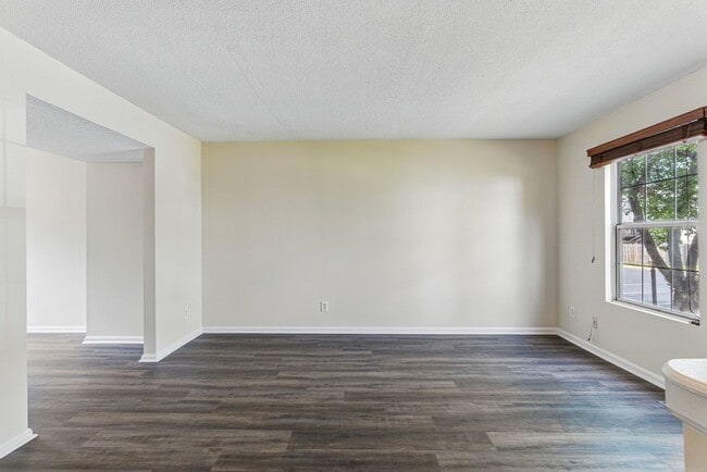 Photo - 505 Knollwood Ct