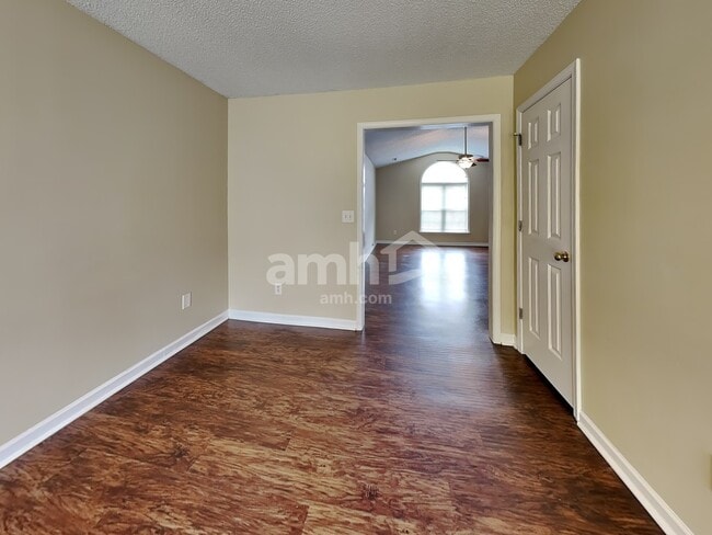 Photo - 301 Kingfisher Dr