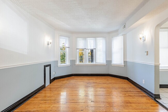 Photo - 2453 W 56th St