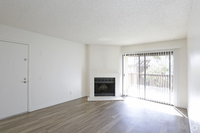 2 BR, 2 BA - 925 SF