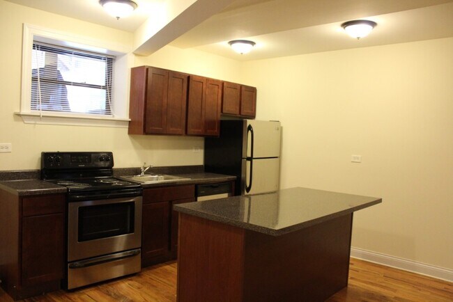 Photo - 1115 W Oakdale Ave Unit GDN