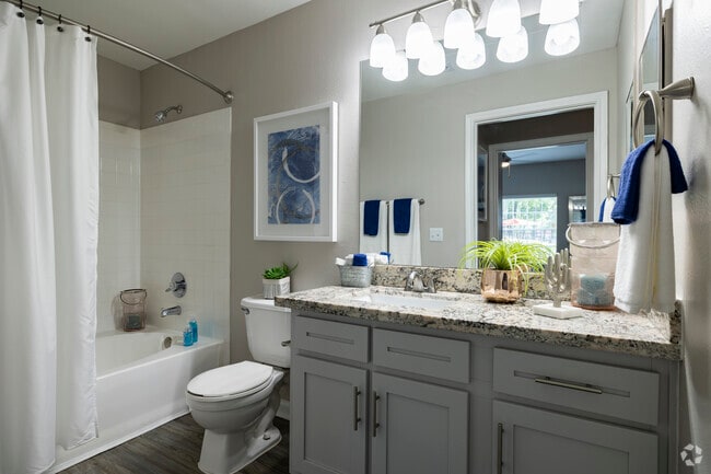 1BR/1BA, 656 - Bathroom