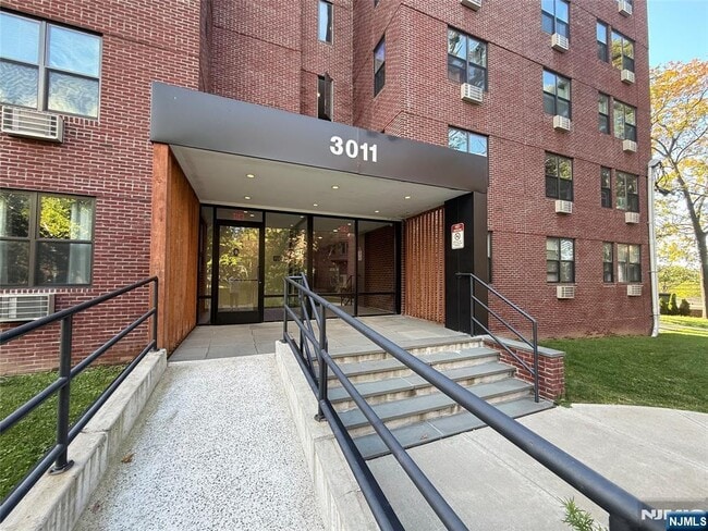 Building Photo - 3011 Edwin Ave Unit 5D