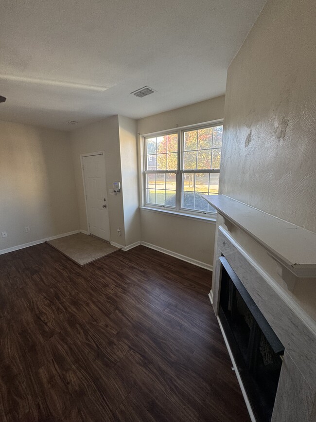 Building Photo - 310 Primrose Ln Unit 310