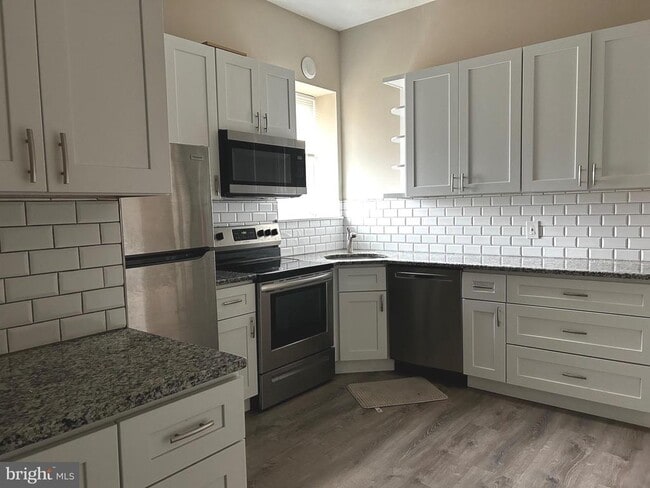 Photo - 615 Summit St Unit 4