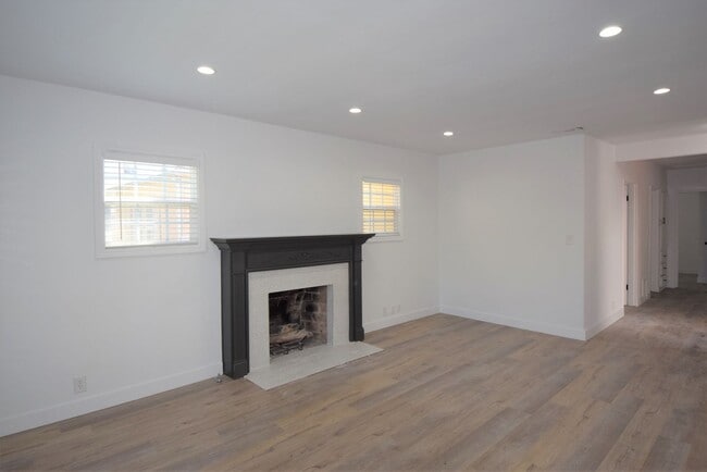 Photo - 721 N Hollywood Way Unit 721