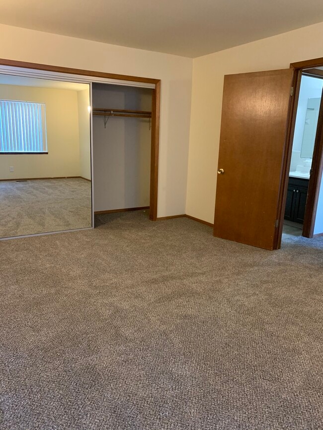 Photo - Fontainebleau Apartments