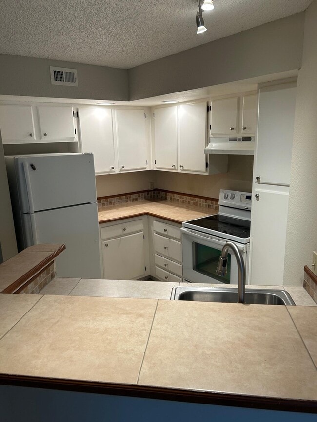 Building Photo - 1401 Village Blvd Unit 613 Rental