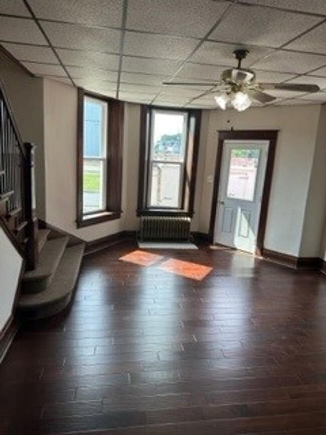 Building Photo - 402 N Railroad St Unit 402