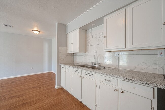 Photo - 5619 Willow Glen Dr