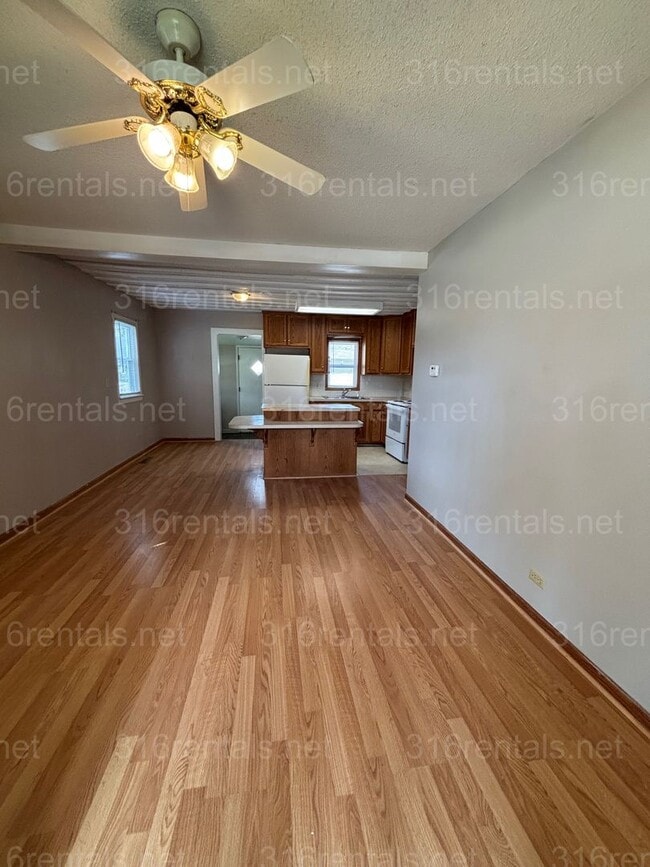 Photo - 405 Hillcrest St