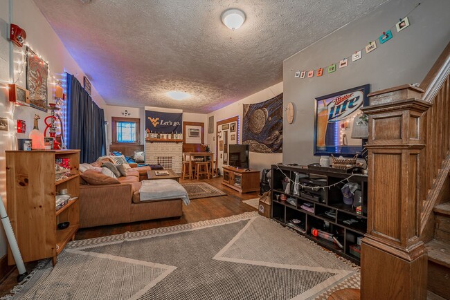 Photo - 4 Bedroom/ 2 Bathroom House - Downtown - A...