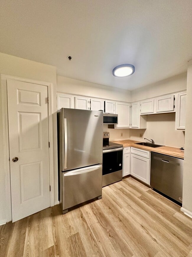 Photo - Newly Renovated 1B/1B Condo in Pointe of View located steps from Grand Boulevard! Unit 623