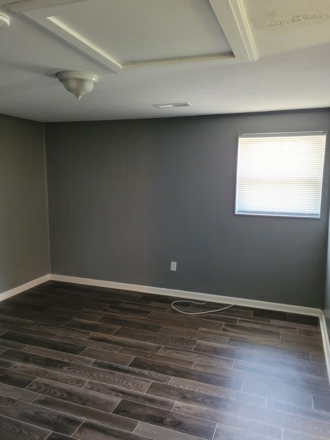 Living room (12 x 13) - 5220 Jacksboro Pike Unit Garage Apt