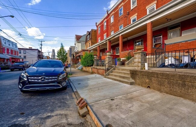 Photo - 3422 Ward St Unit ROOM RENTAL Floor 2
