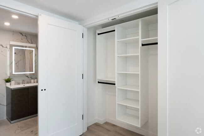 2BR, 2BA - 907SF - Primary Bedroom