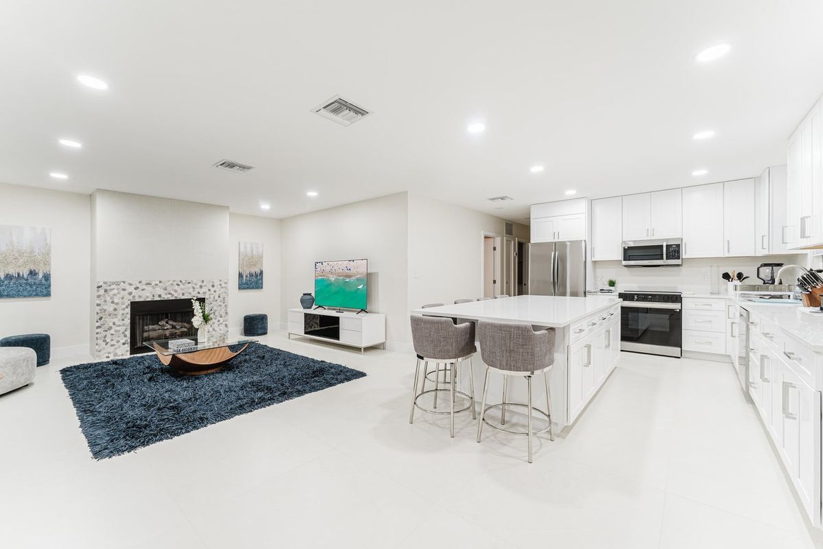 Photo - 556 NW 39th Cir