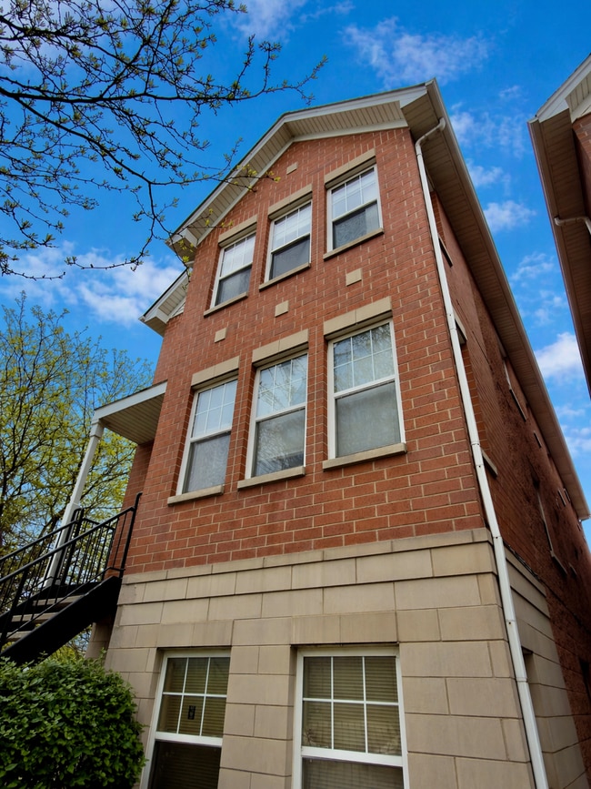 Building Photo - 635 W Elm St Unit C