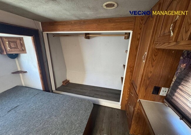 Building Photo - 642 10th St