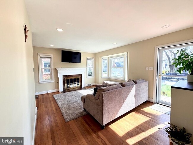 Photo - 2916 Meadow Ln