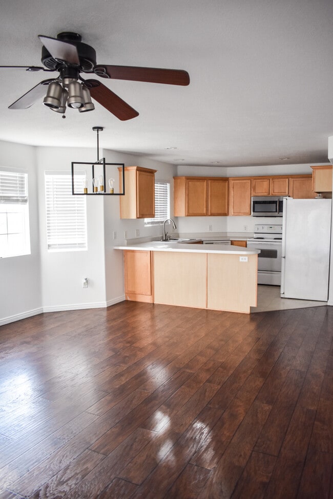 Kitchen and Dining Area - 1403 S 1020 W Unidad 1403B Rental