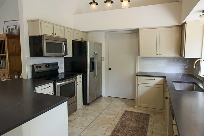 Photo - 708 Cowal Dr S