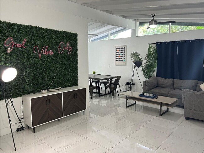 Photo - 720 NE 17th Ct