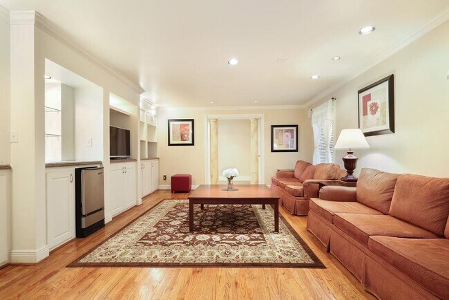 Photo - 1860 Burgundy St