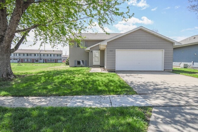 Building Photo - 4405 W Antelope Dr
