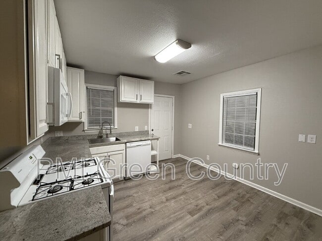 Photo - 203 W Knoxville St